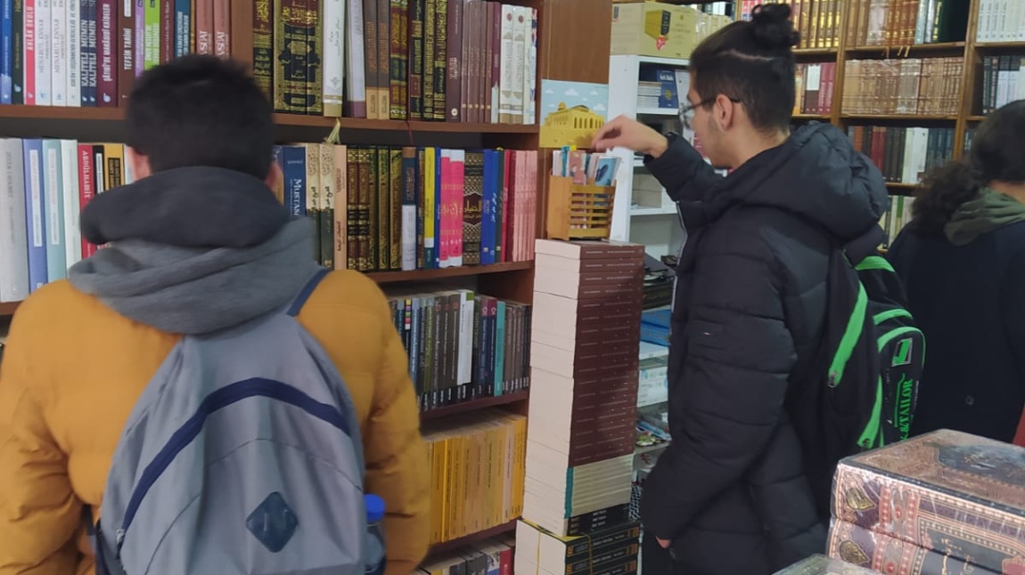 Öğrencilerimiz Türk Dili ve Edebiyatı Dersi Kapsamında Kitapçı Ziyaret Ettiler.