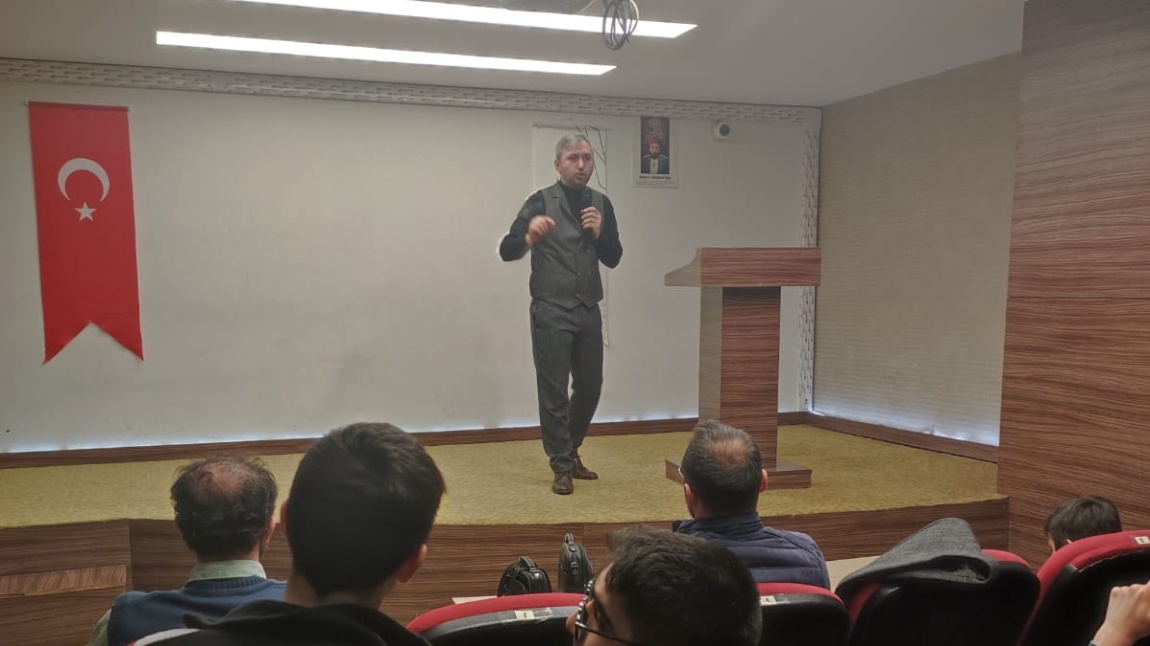 İlçe Müftülüğünden Gelen Osman Aksoy Öğrencilerimizle İnanç Konulu Konferansta Buluştu.